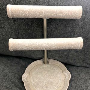 Women’s jewelry holder